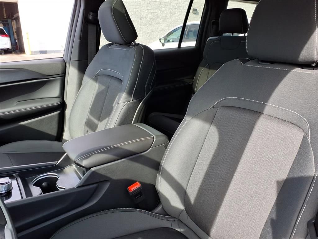 New 2025 Jeep Grand Cherokee L Laredo image 15