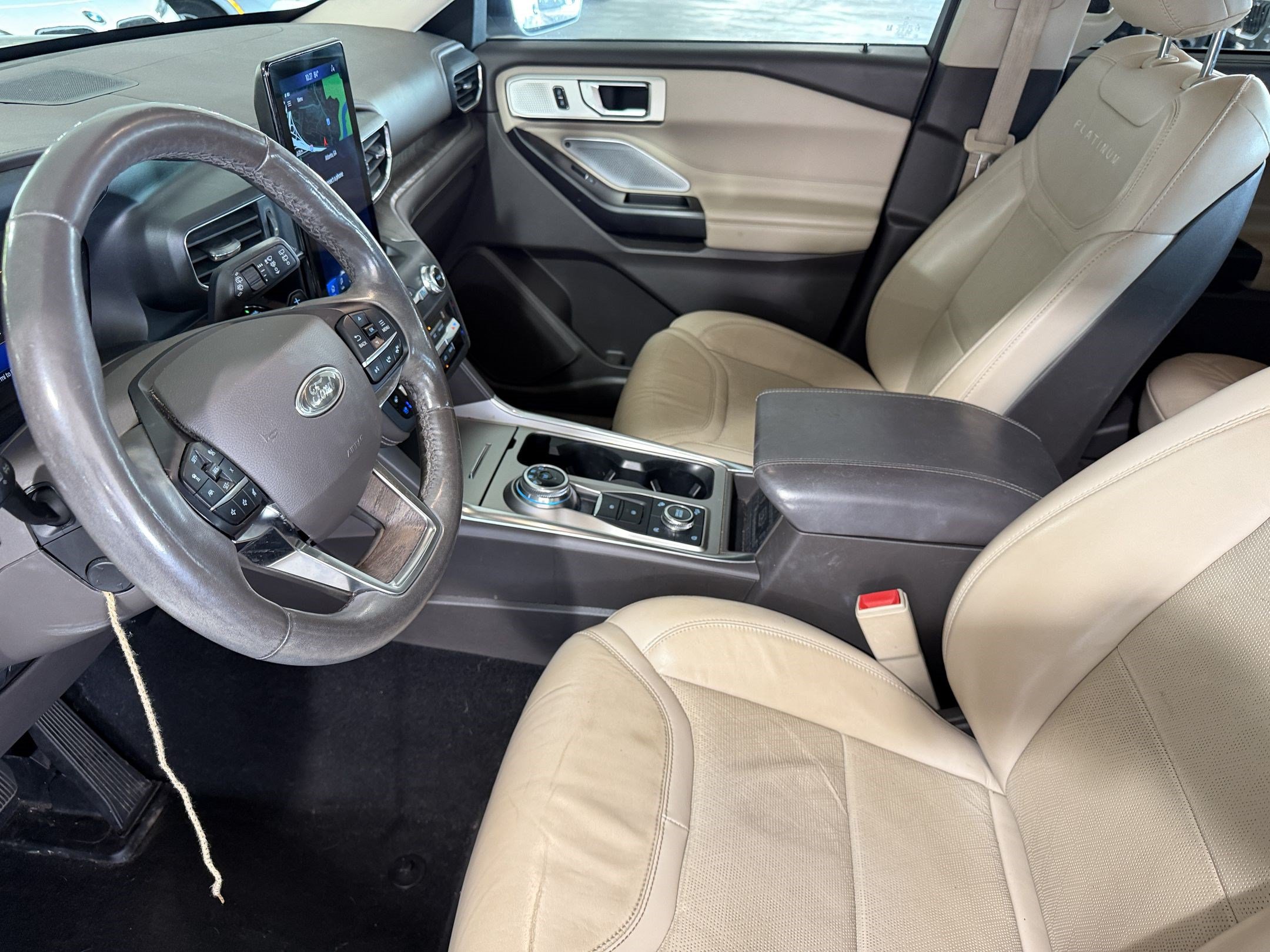 Used 2020 Ford Explorer Platinum w/ Premium Technology Package AWD/4WD image 4