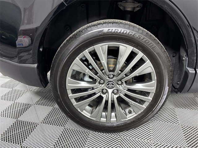 Used 2024 Toyota Venza XLE image 28