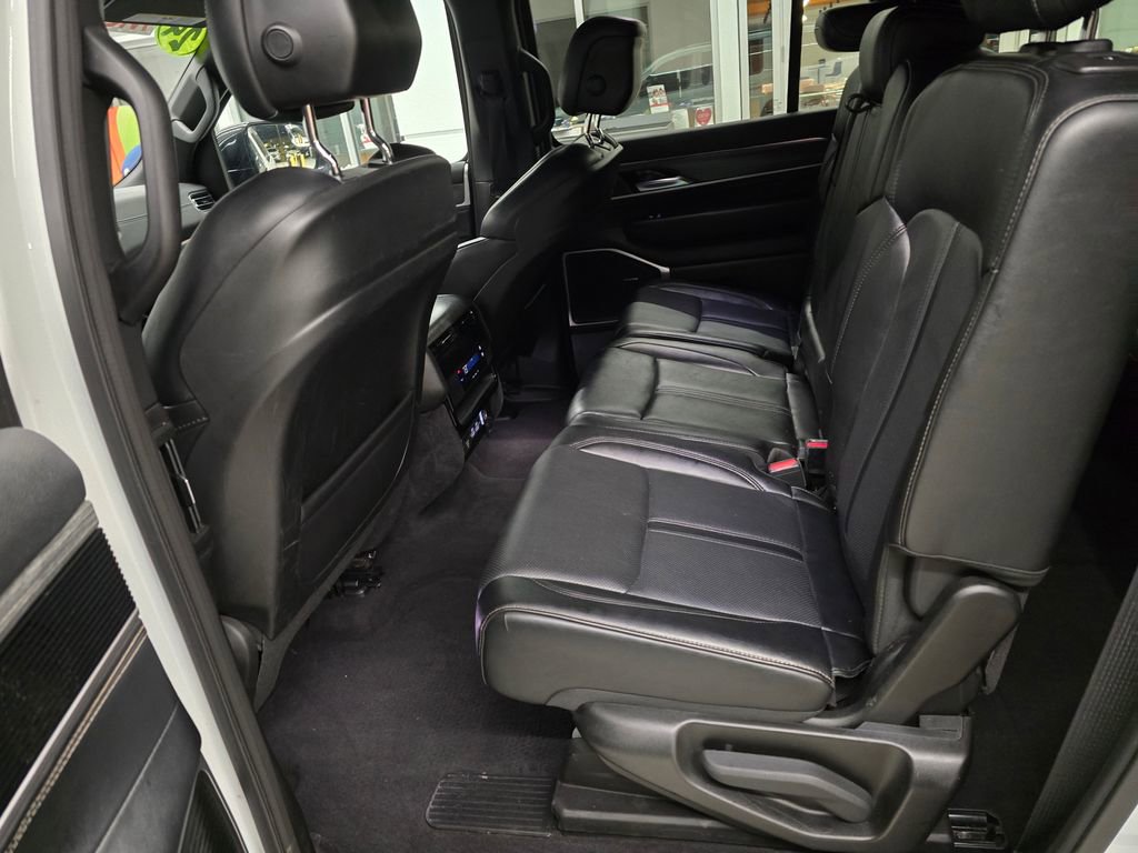 Used 2024 Jeep Wagoneer Series II w/ Flexible Seating Group RWD image 31