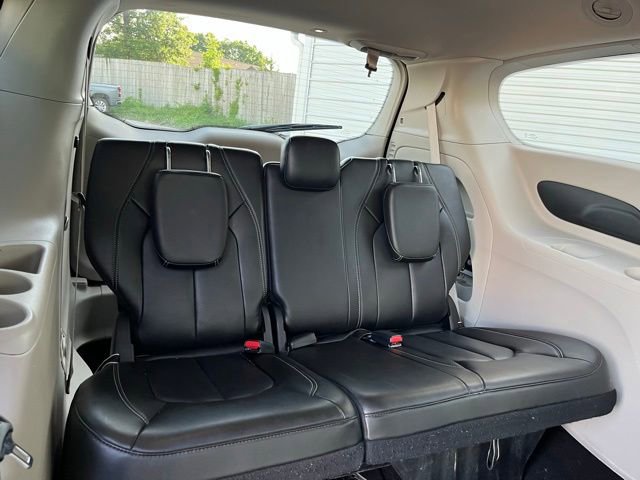 Used 2023 Chrysler Pacifica Touring-L FWD image 27