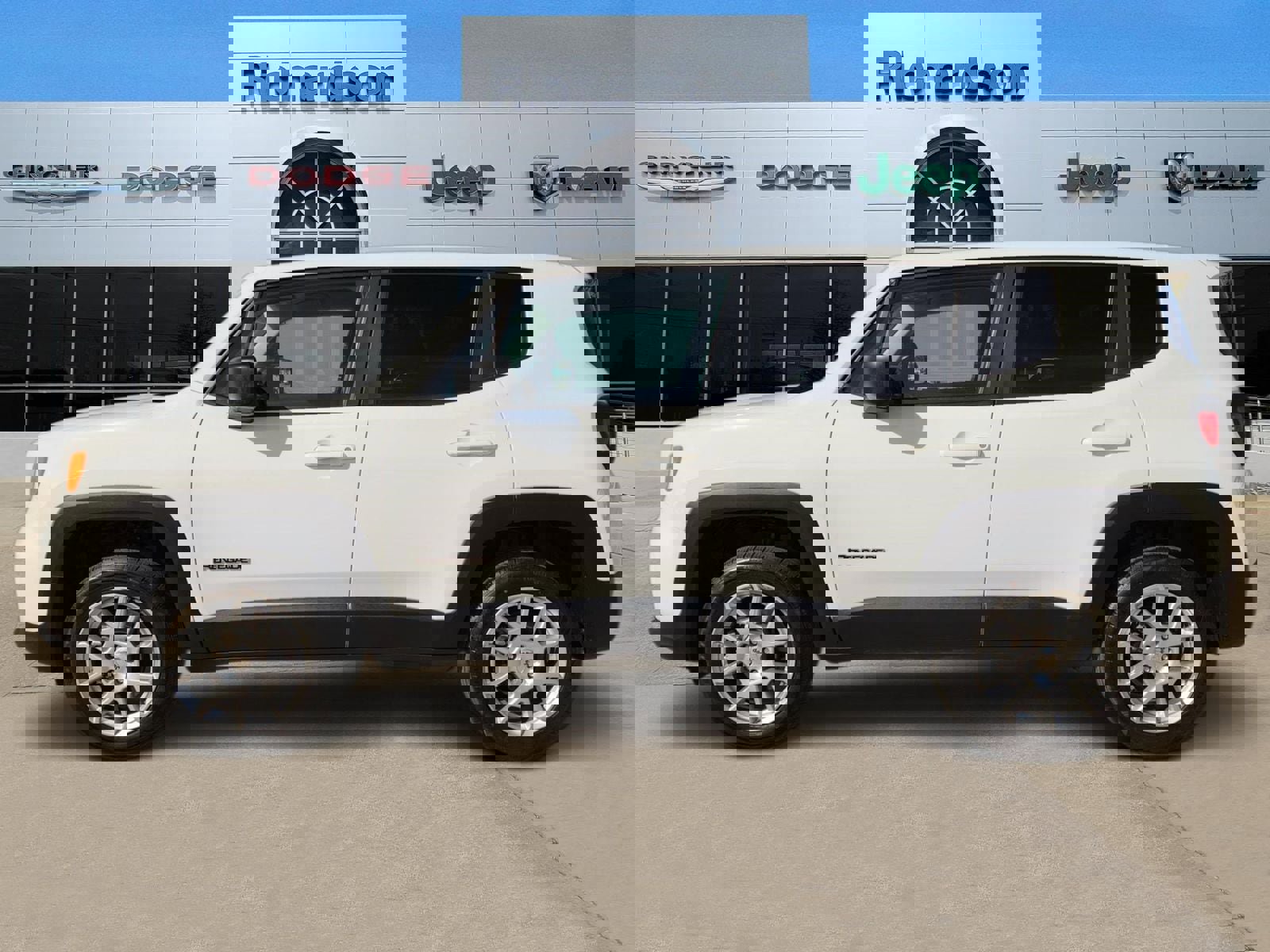 Used 2023 Jeep Renegade Latitude AWD/4WD image 3