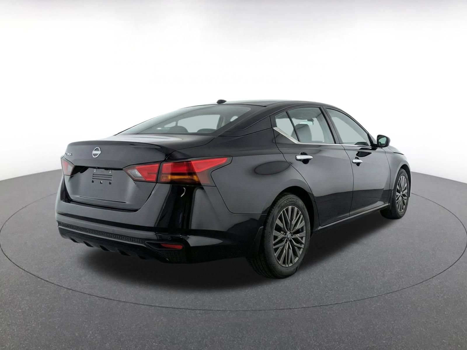 Used 2025 Nissan Altima 2.5 SV FWD image 8