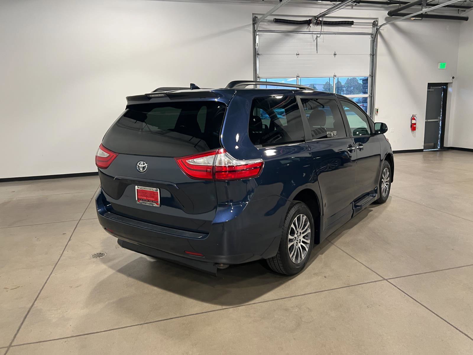 Used 2018 Toyota Sienna XLE w/ XLE Navigation Package image 3