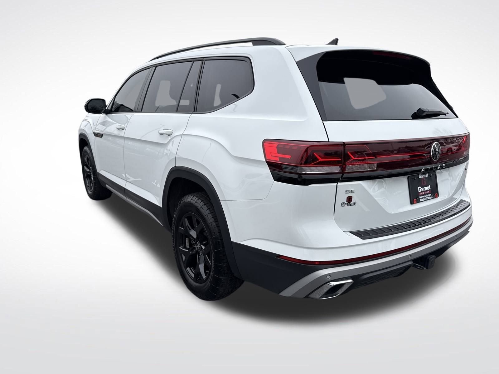 Used 2024 Volkswagen Atlas Peak Edition SE image 3