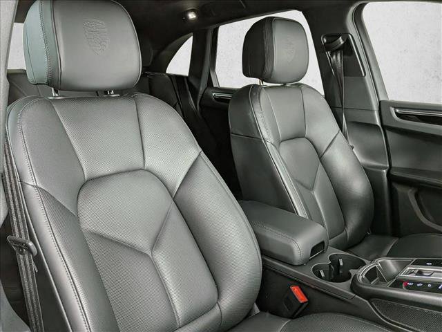 Certified 2025 Porsche Macan image 24