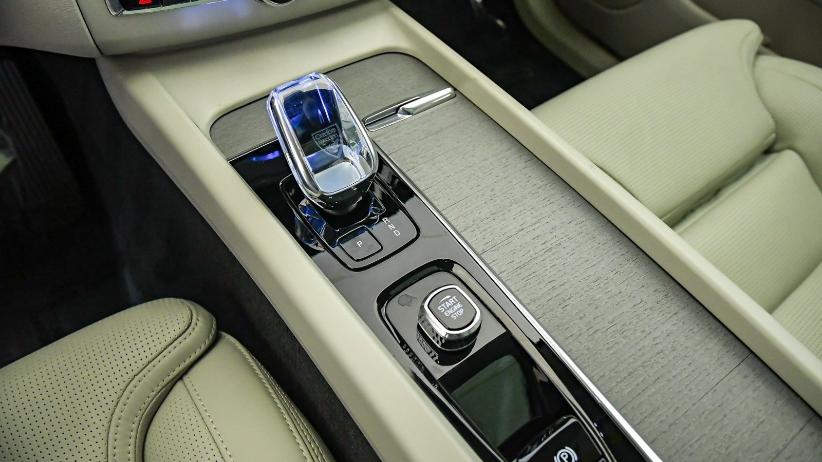 Certified 2025 Volvo XC60 B5 Ultra w/ Protection Package Premier image 25