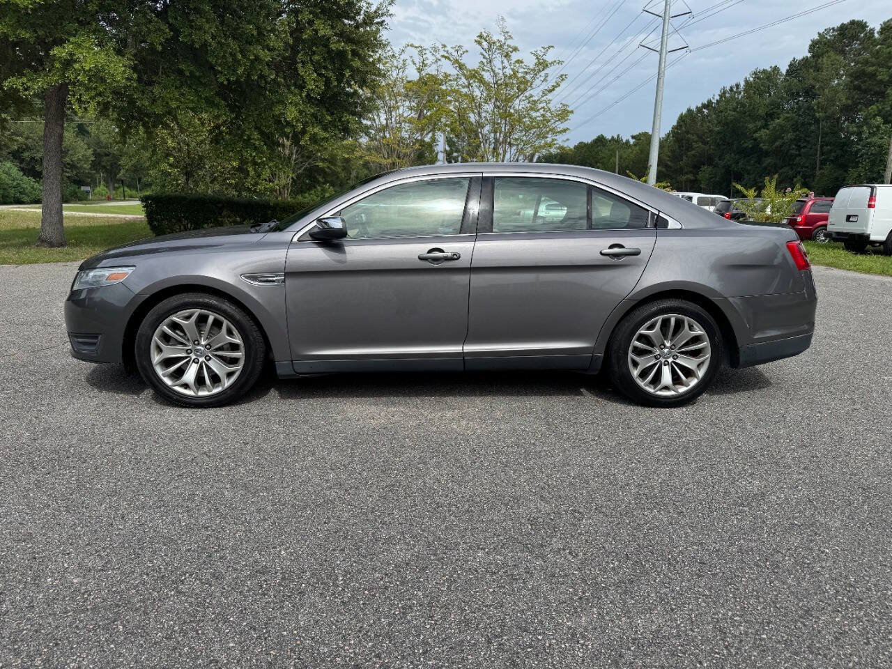 Used 2013 Ford Taurus Limited FWD image 3