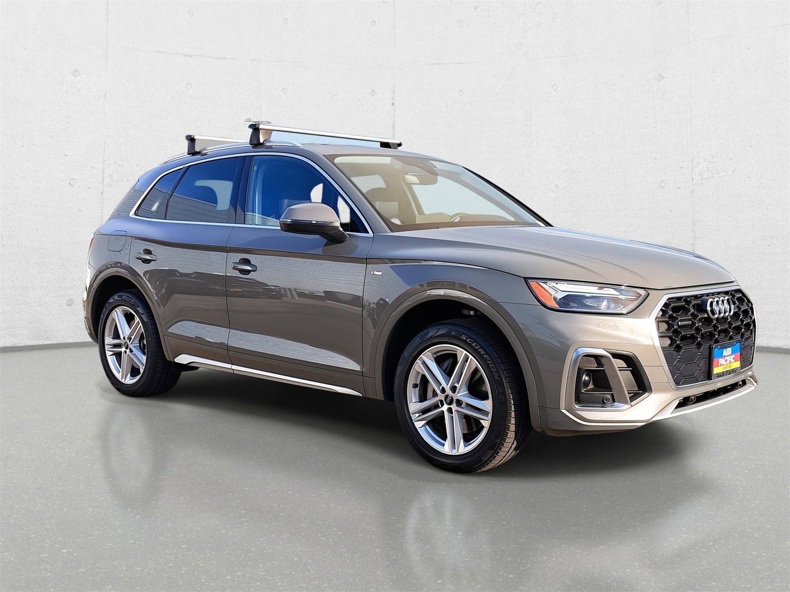 Used 2023 Audi Q5 e Premium w/ Convenience Package image 3