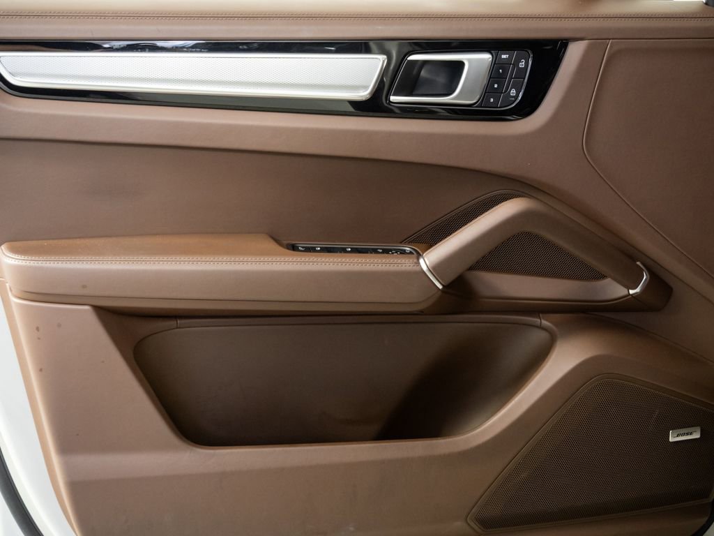 Certified 2023 Porsche Cayenne Platinum Edition image 6