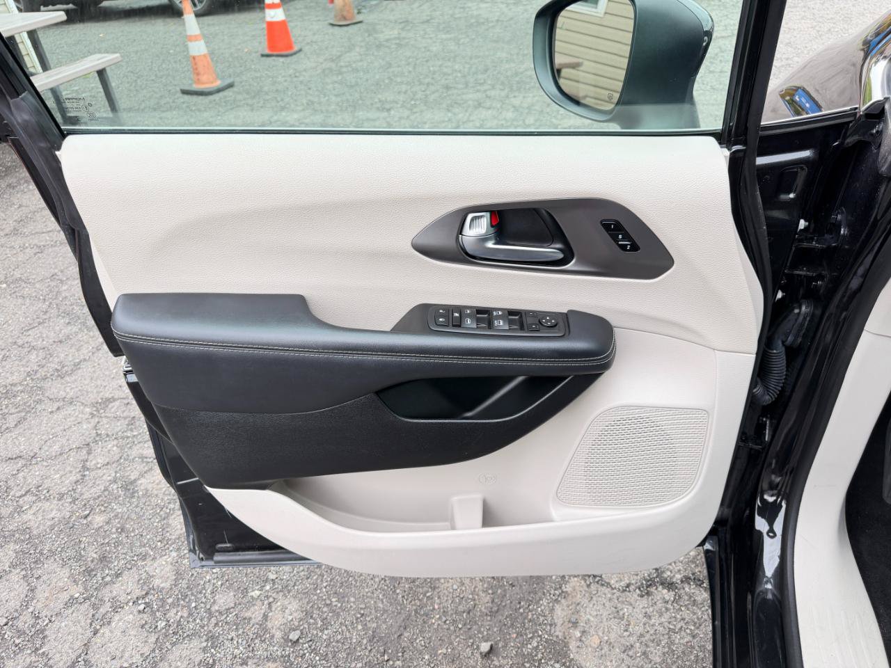 Used 2023 Chrysler Pacifica Touring-L FWD image 16