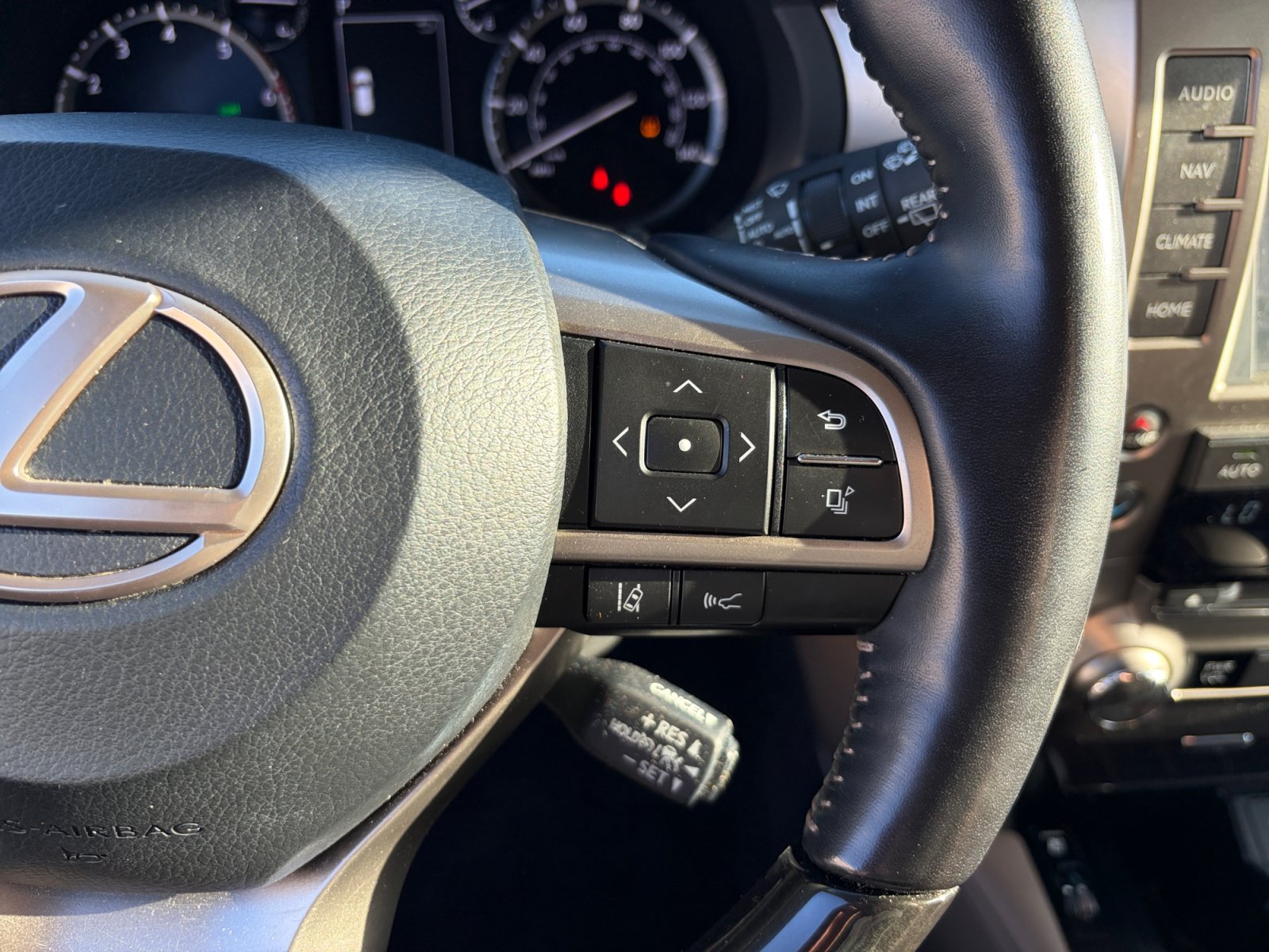 Used 2020 Lexus GX 460 Luxury w/ Accessory Package AWD/4WD image 17