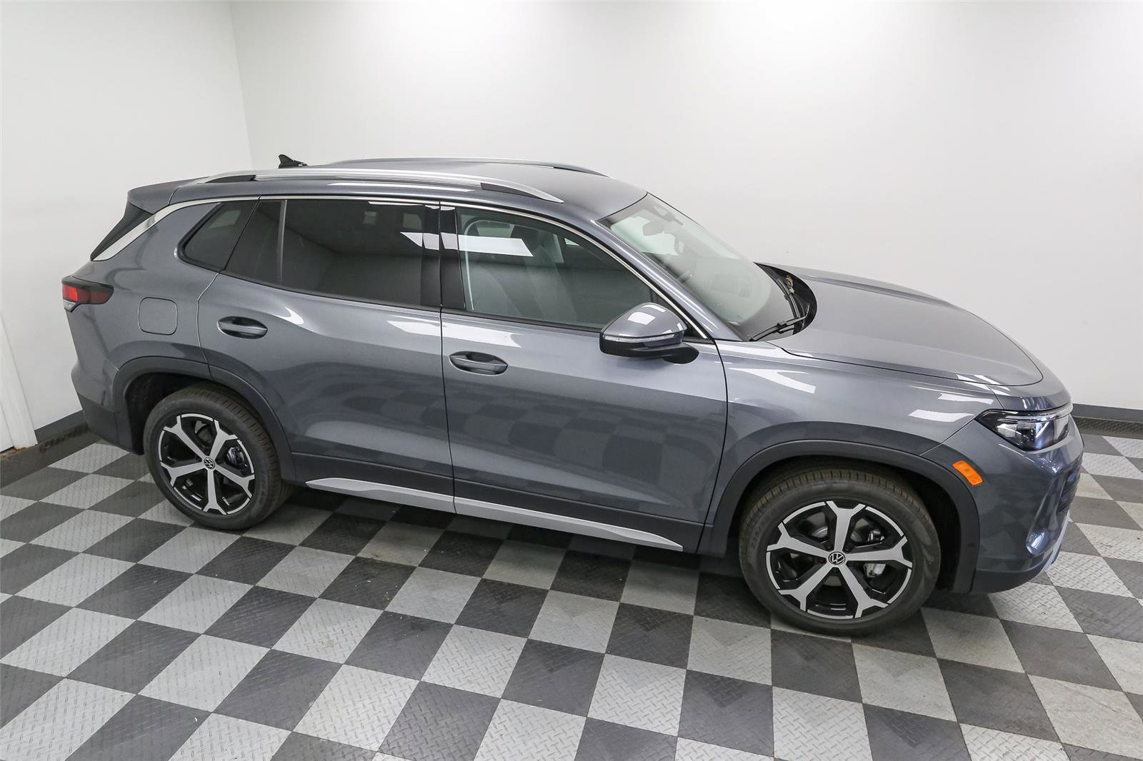 New 2025 Volkswagen Tiguan SE image 5