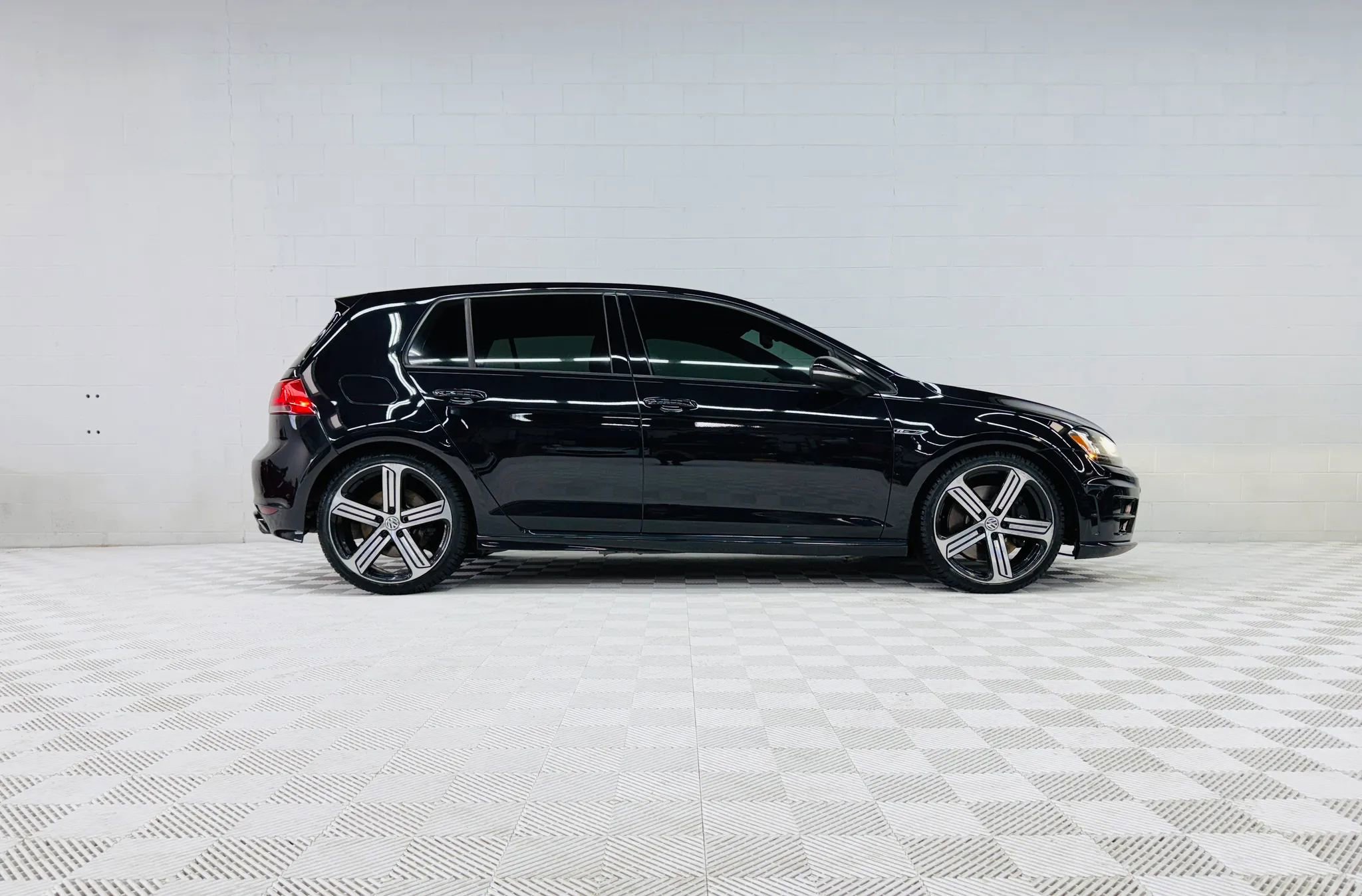 Used 2016 Volkswagen Golf R 4-Door image 3