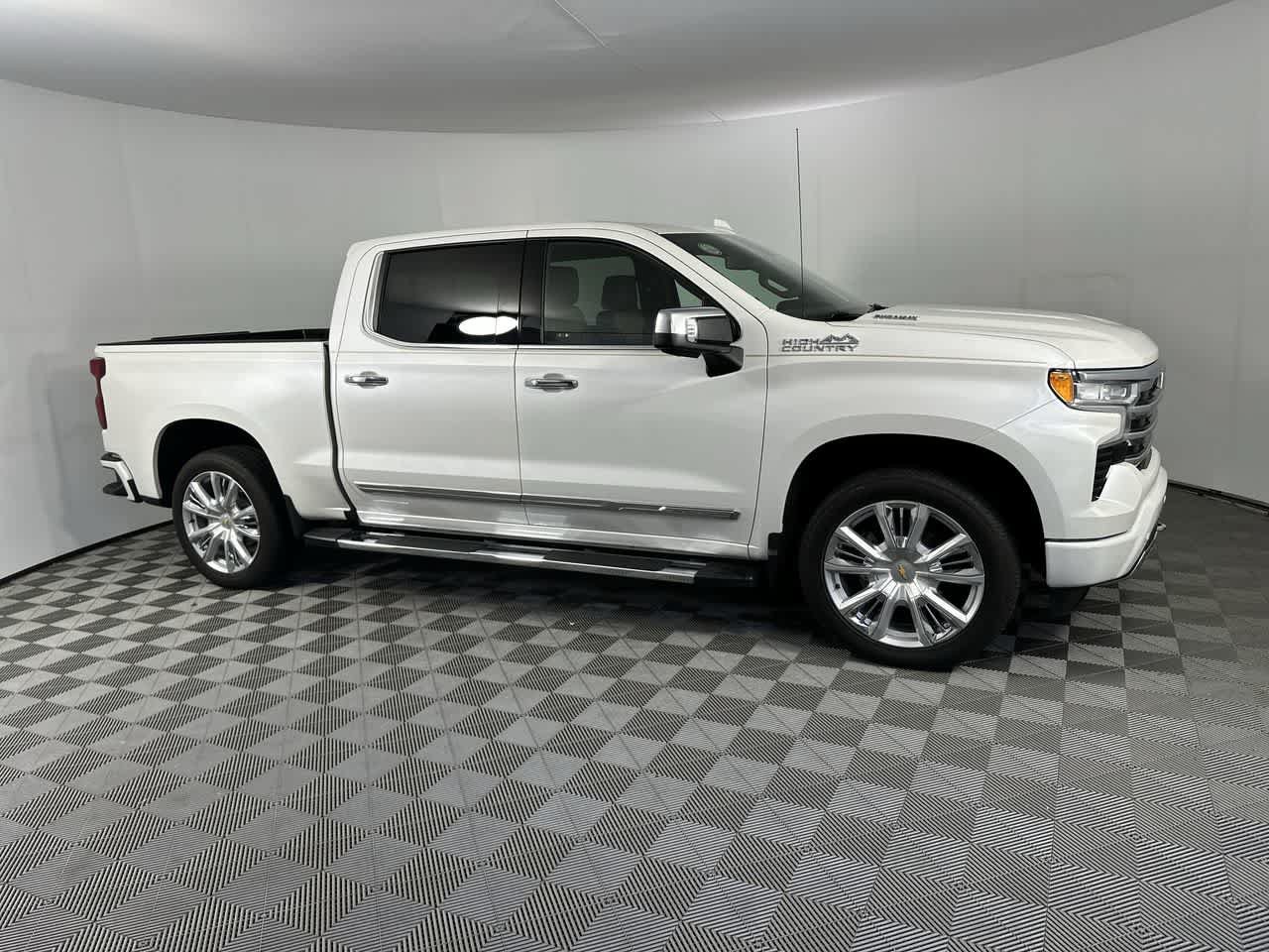 Used 2024 Chevrolet Silverado 1500 High Country AWD/4WD image 2