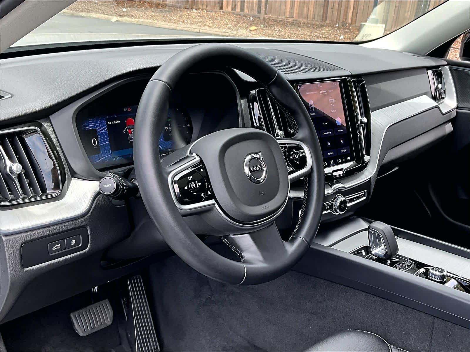 Used 2025 Volvo XC60 T8 Plus AWD/4WD image 17