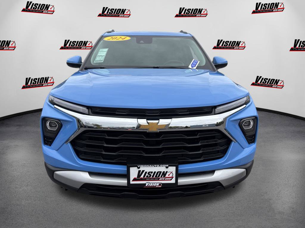 Used 2024 Chevrolet TrailBlazer LT w/ LT Cold Weather Package AWD/4WD image 2