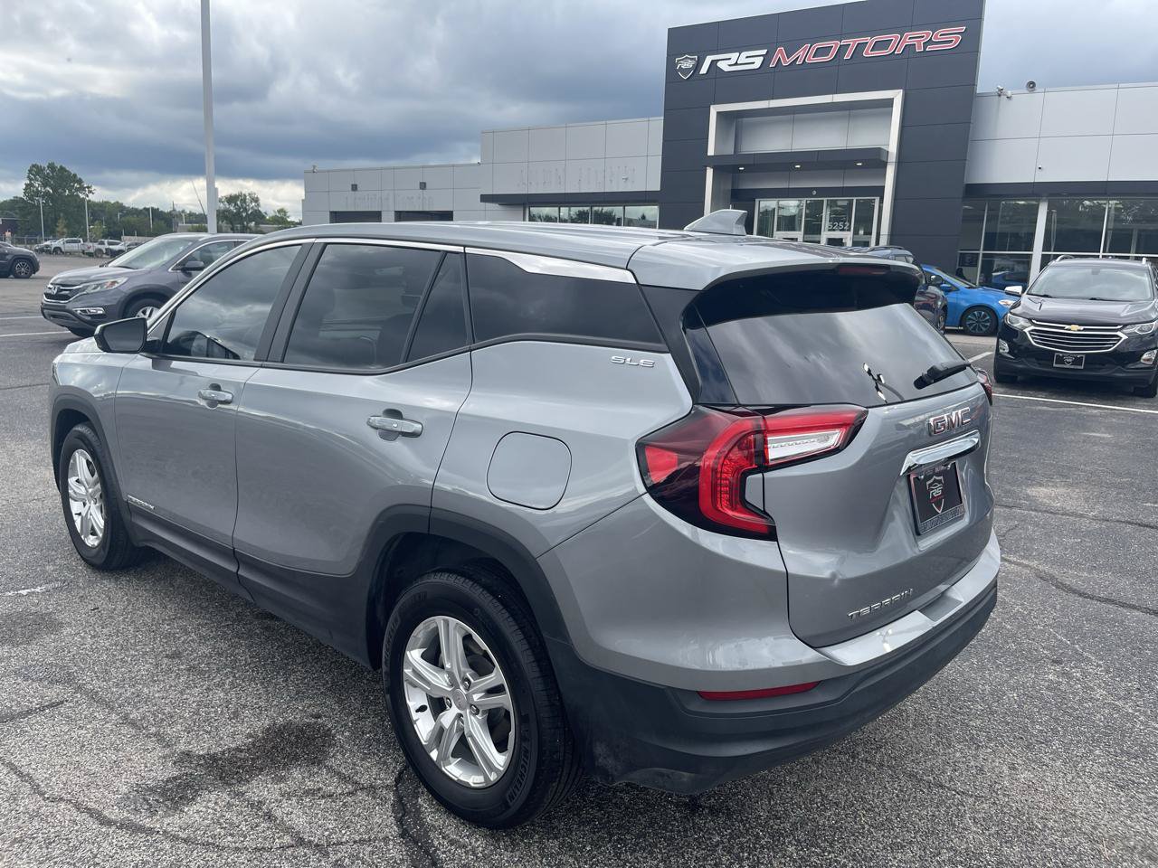 Used 2024 GMC Terrain SLE FWD image 3