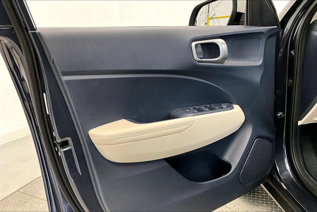 Certified 2024 Hyundai Venue Limited FWD image 18
