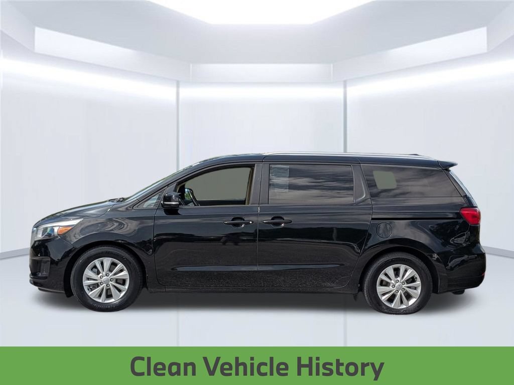 Used 2017 Kia Sedona LX w/ LX Essentials Premium Package FWD image 2