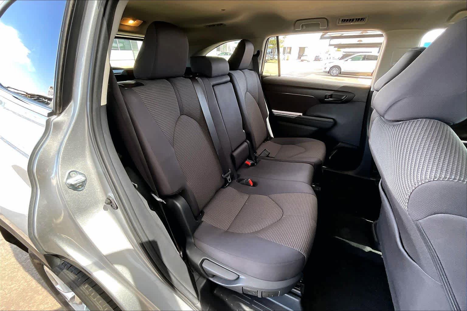 Used 2025 Toyota Highlander LE FWD image 19