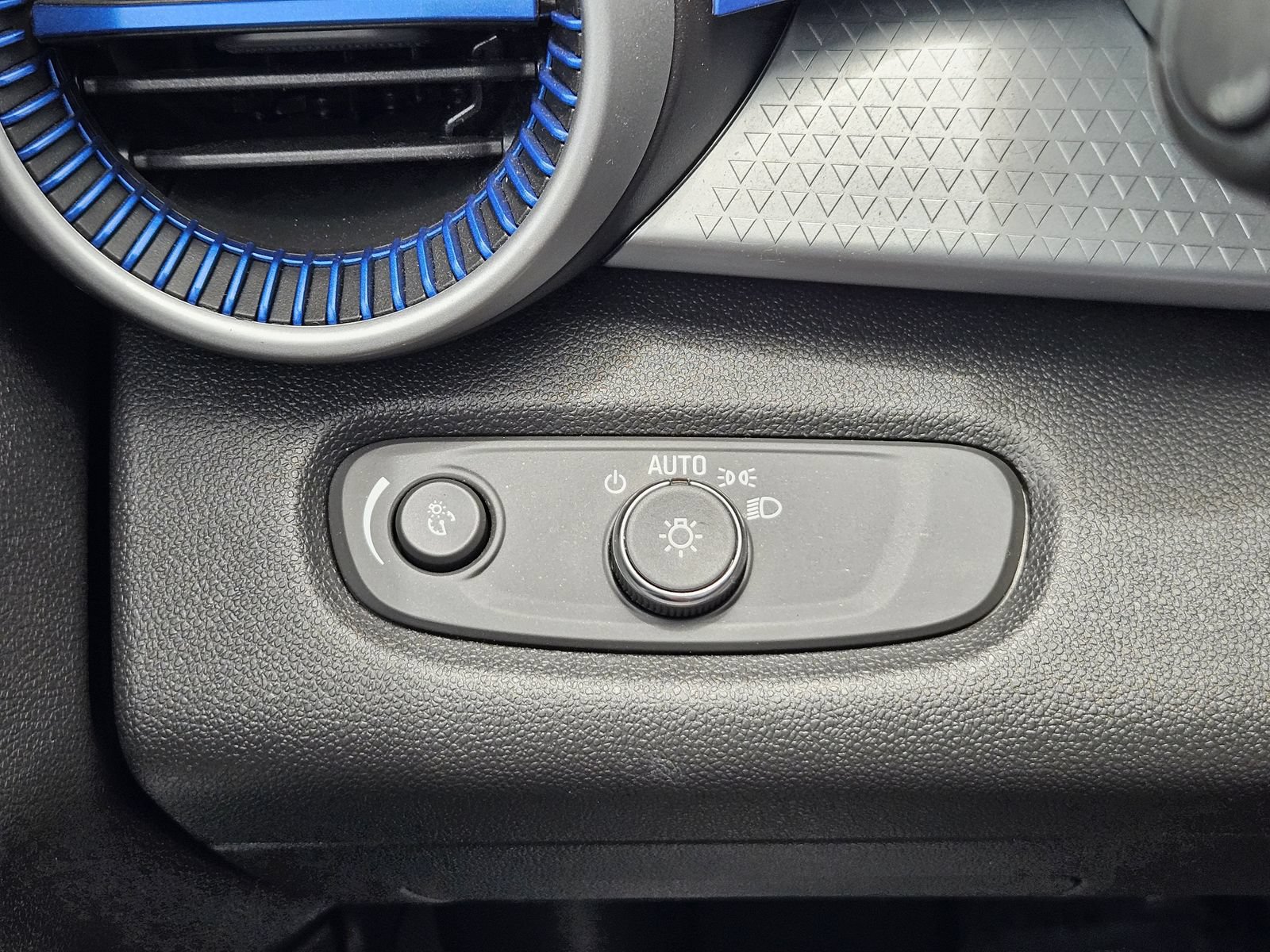 Certified 2025 Chevrolet Trax LS FWD image 22