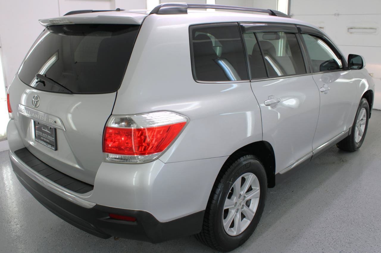 Used 2011 Toyota Highlander SE w/ Tow Pkg FWD image 10