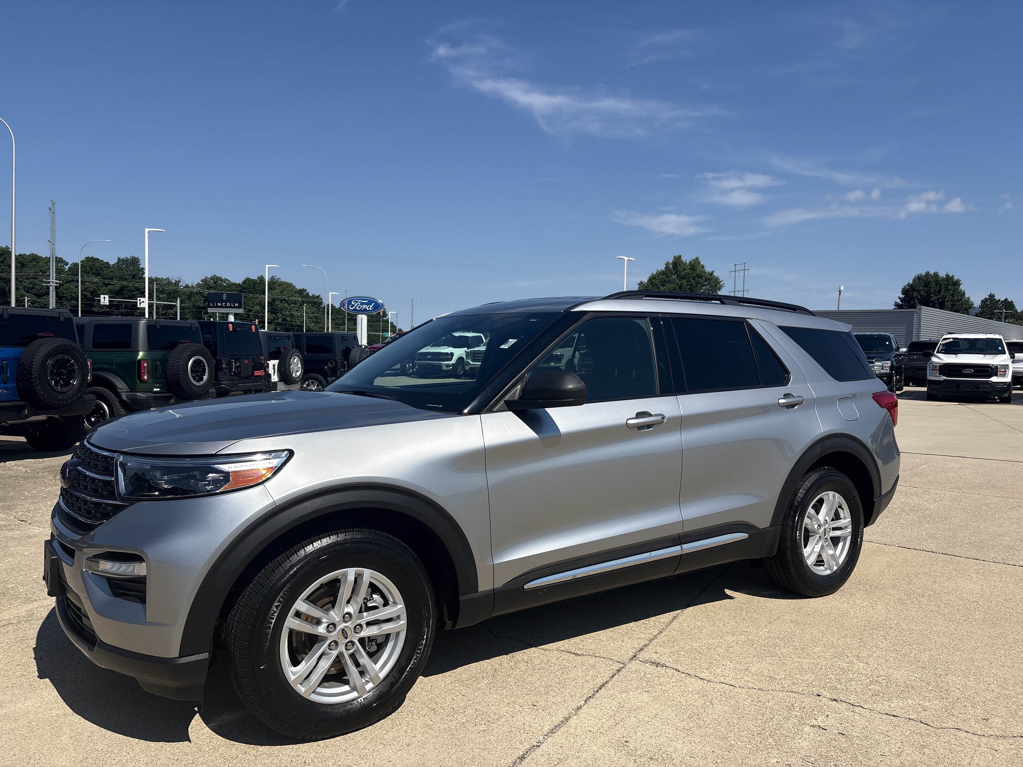 Used 2020 Ford Explorer XLT w/ Equipment Group 202A AWD/4WD image 2