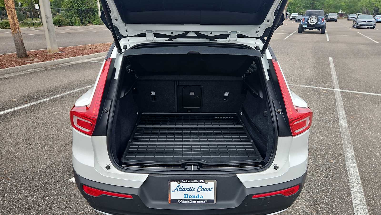 Used 2020 Volvo XC40 T5 R-Design AWD/4WD image 21