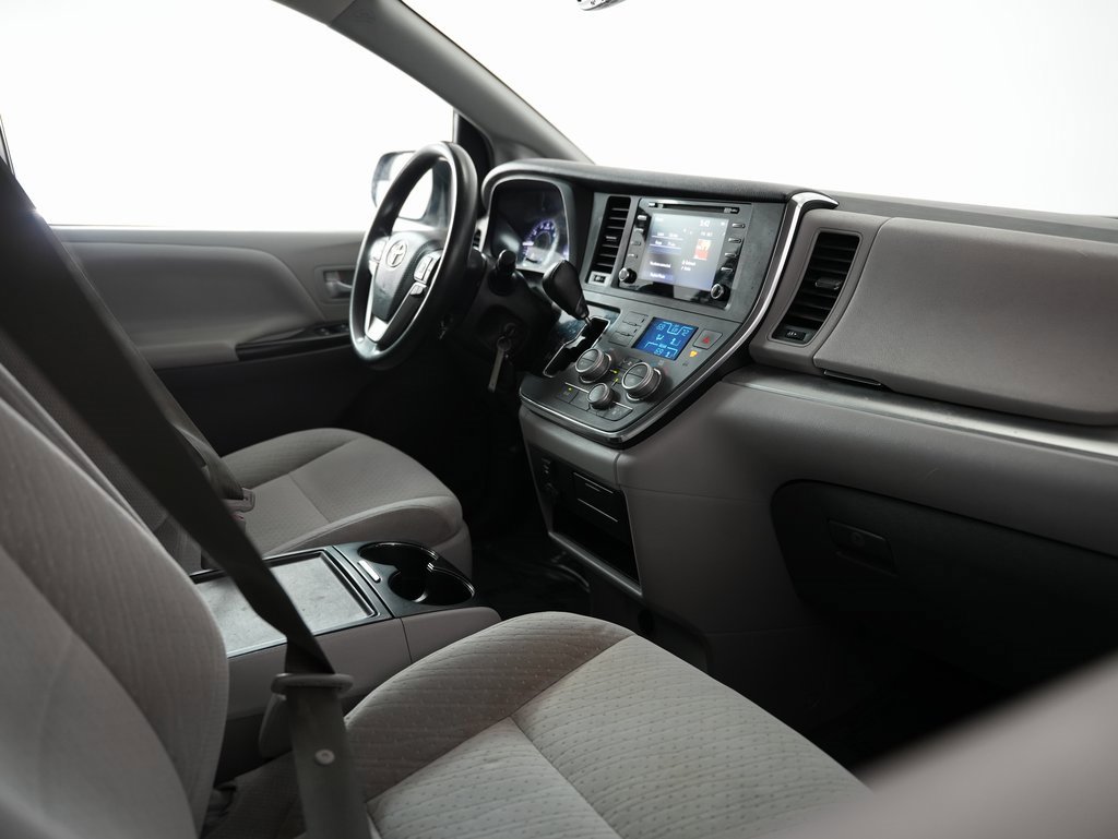 Used 2018 Toyota Sienna LE image 50