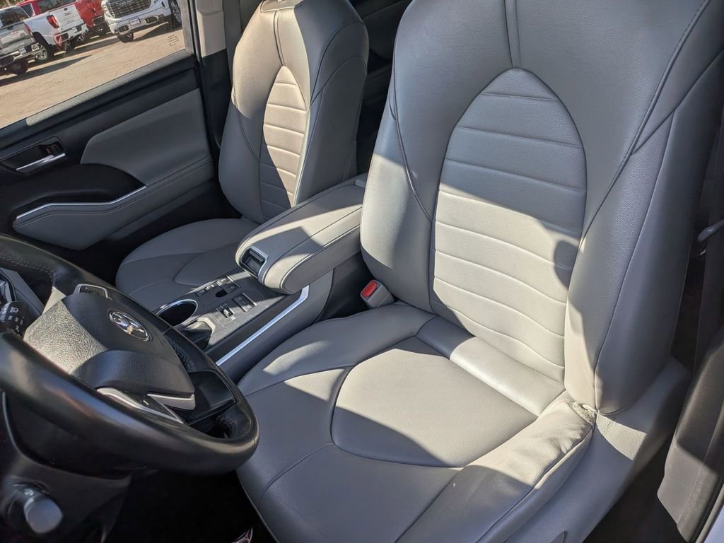 Used 2022 Toyota Highlander XLE AWD/4WD image 15