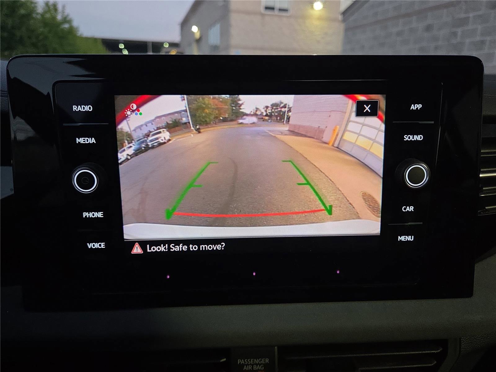 Certified 2025 Volkswagen Jetta SE w/ Sunroof Package image 22