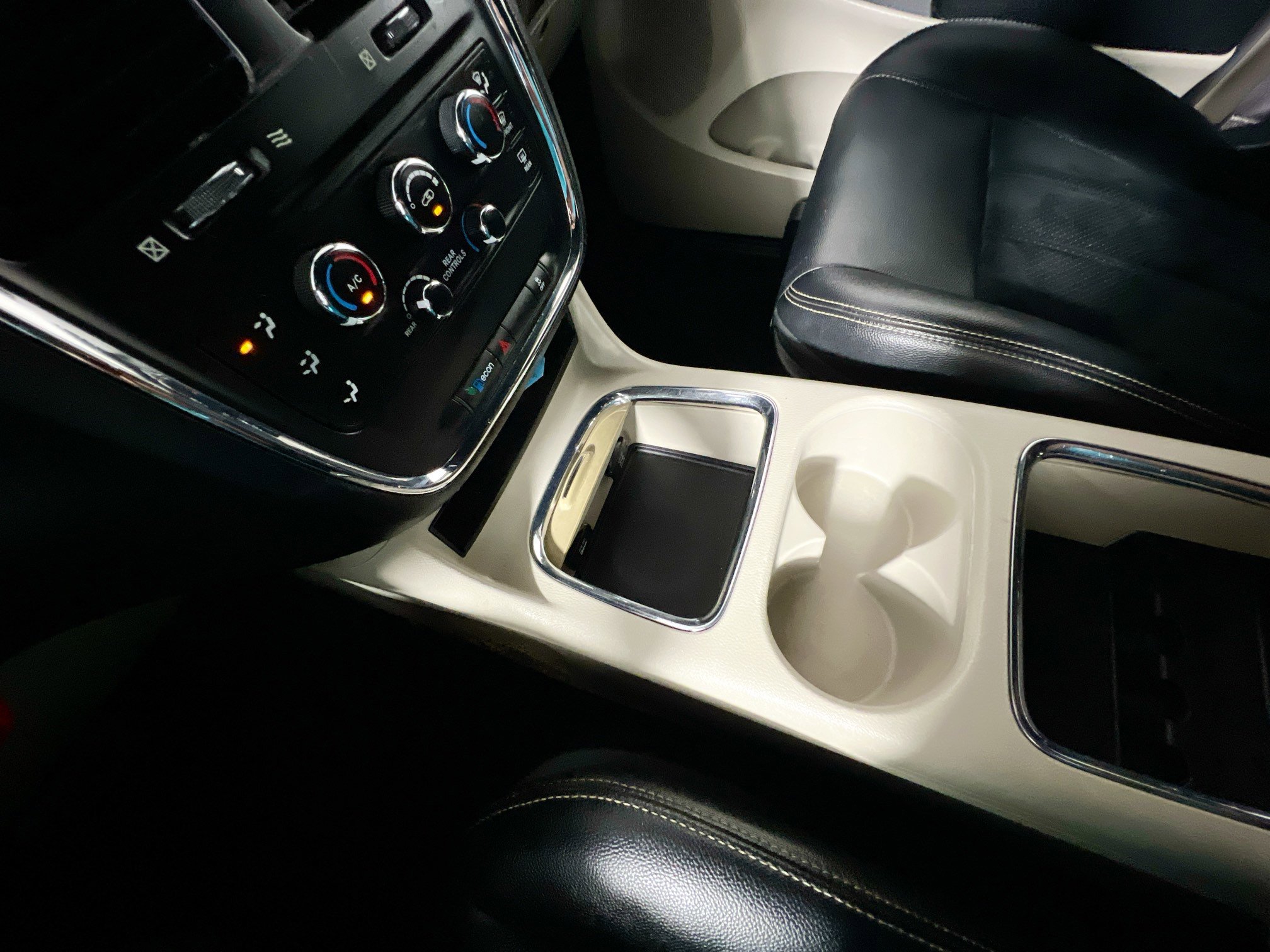 Used 2018 Dodge Grand Caravan SXT image 25