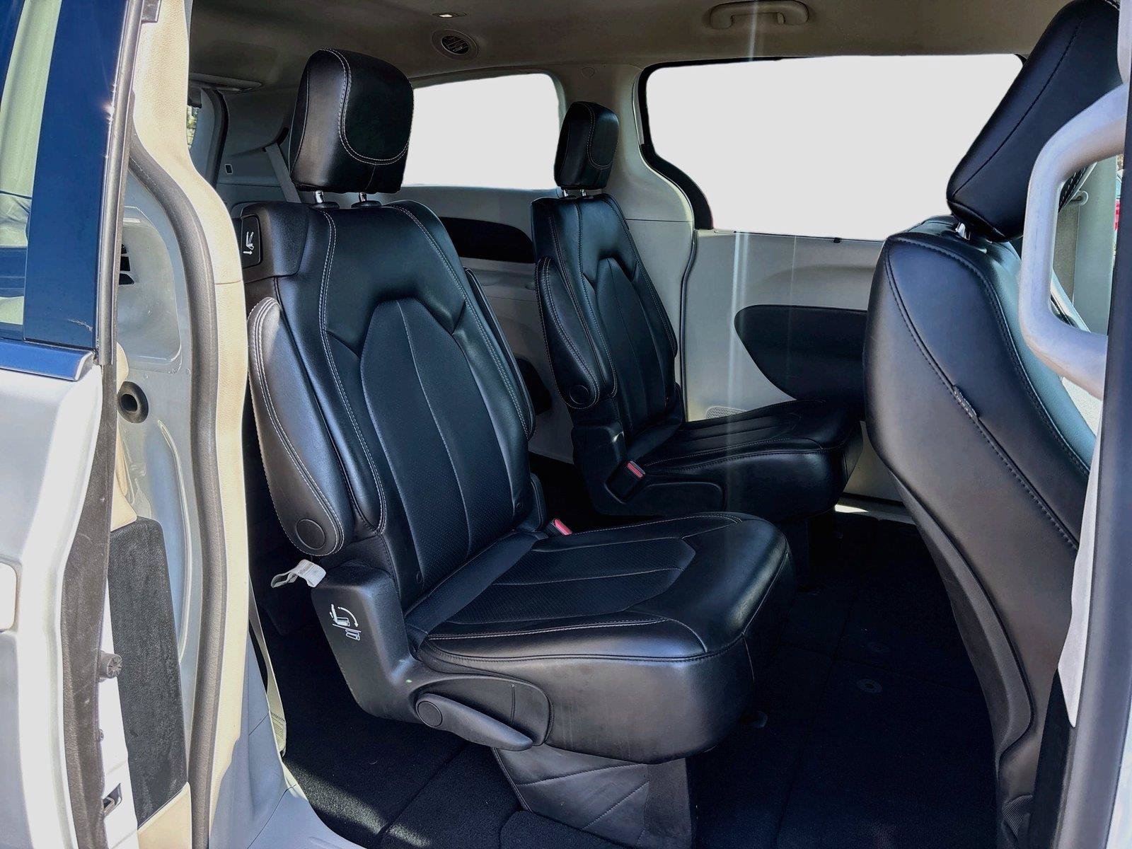Used 2023 Chrysler Pacifica Touring-L FWD image 27