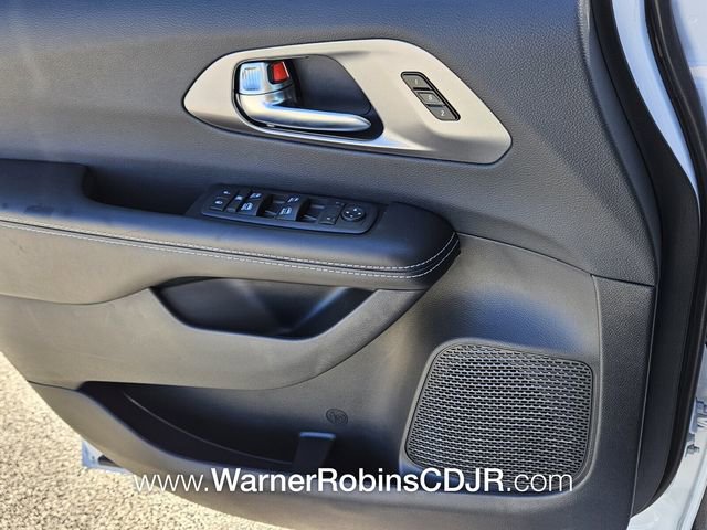 New 2026 Chrysler Pacifica Select image 30