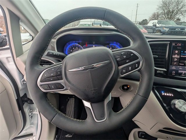 Used 2024 Chrysler Pacifica Touring-L image 17