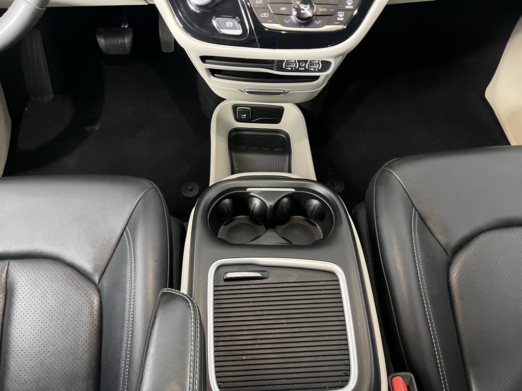 Used 2024 Chrysler Pacifica Touring-L image 17