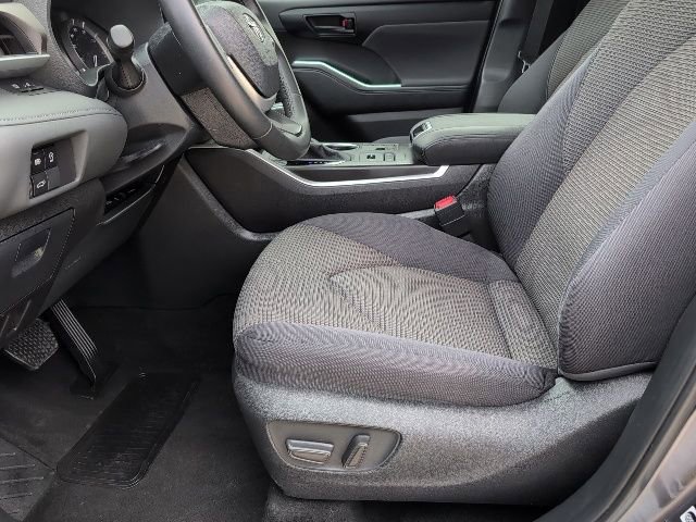 Used 2024 Toyota Highlander LE image 13