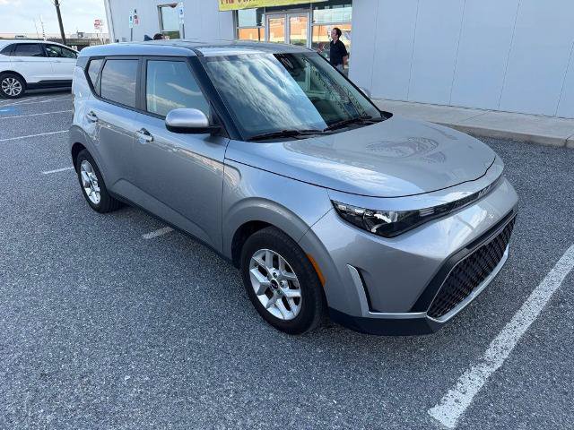 Used 2024 Kia Soul LX w/ Option Group 015 FWD image 2