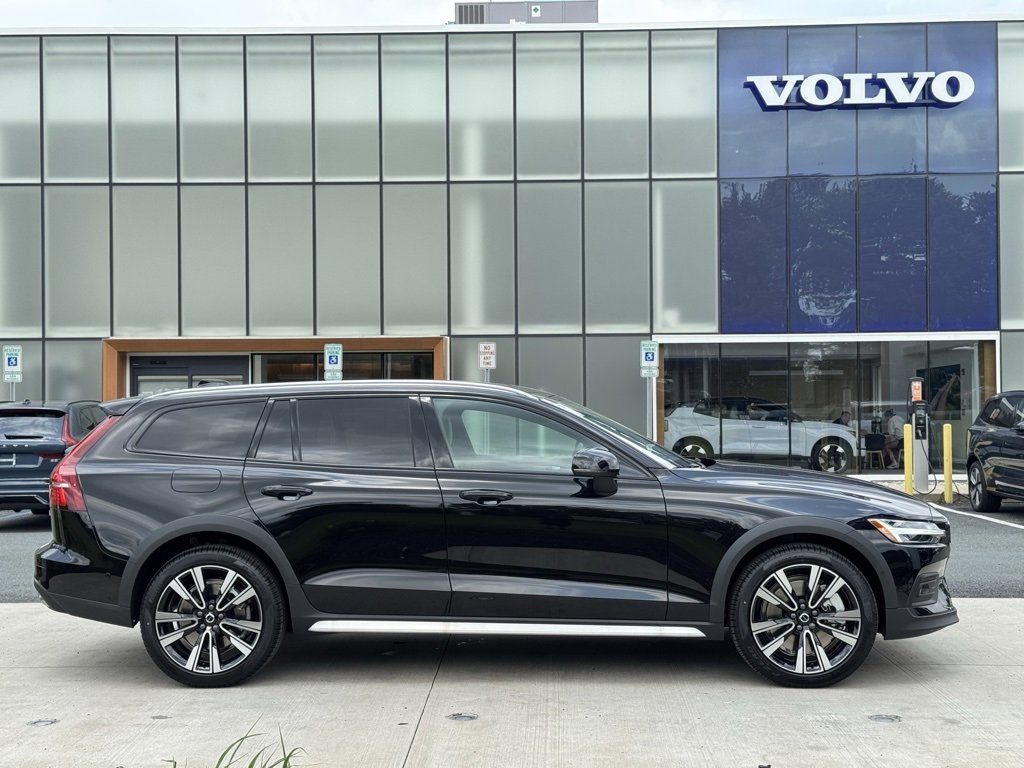 New 2026 Volvo V60 B5 Cross Country Ultra w/ Protection Package Premier image 5