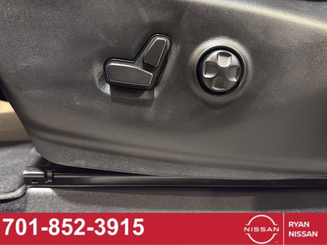 Used 2023 Chrysler Pacifica Touring-L image 28