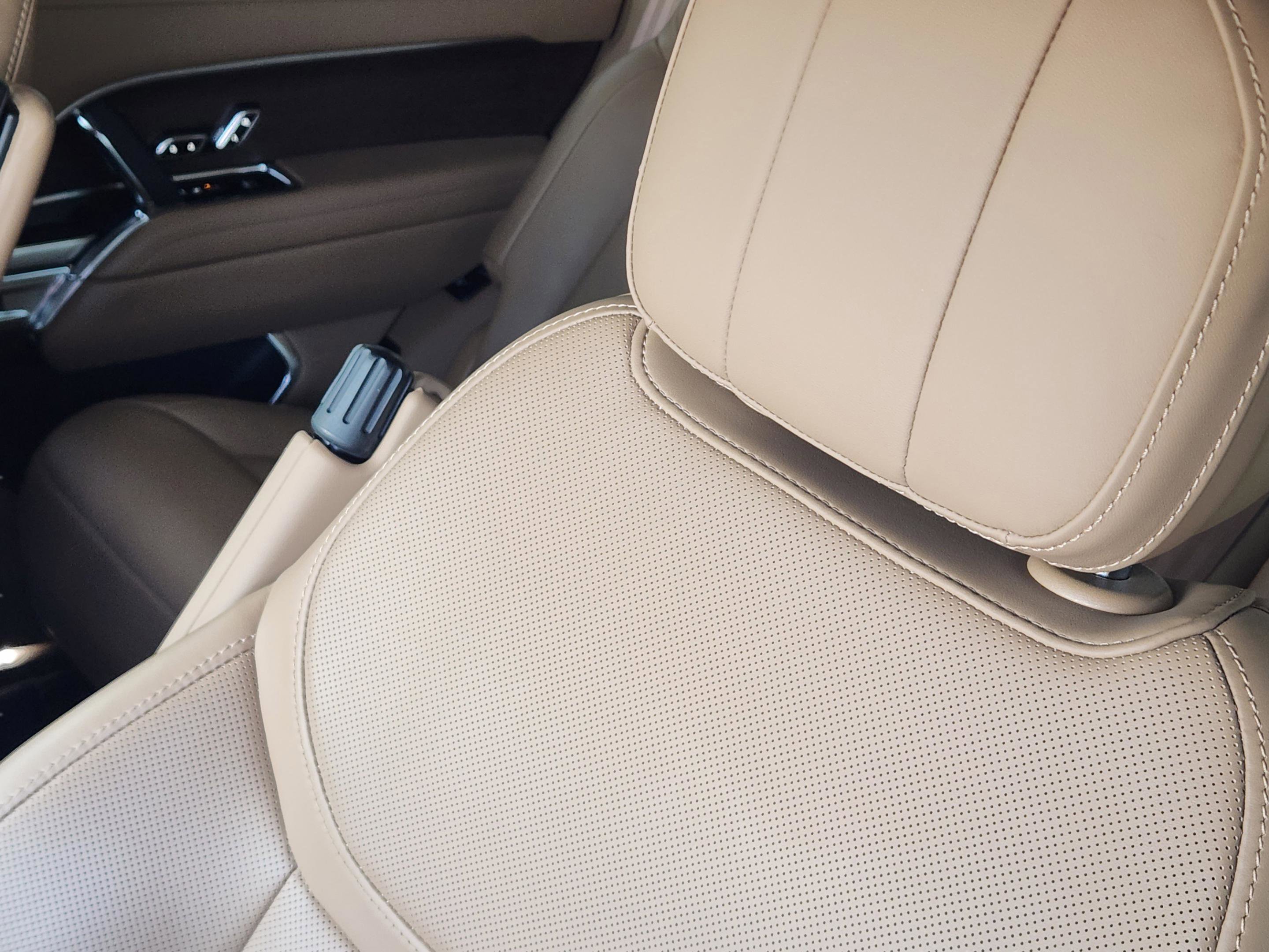 Certified 2023 Land Rover Range Rover Long Wheelbase SE image 15