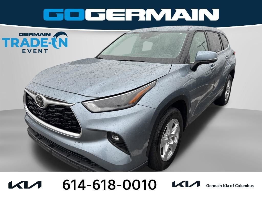 Used 2023 Toyota Highlander LE image 1