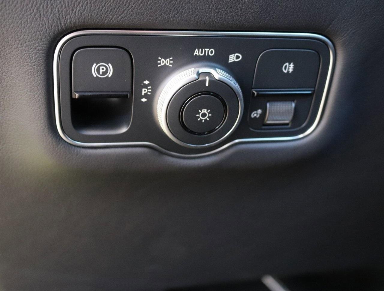 Used 2025 Aston Martin V8 Vantage Coupe image 15