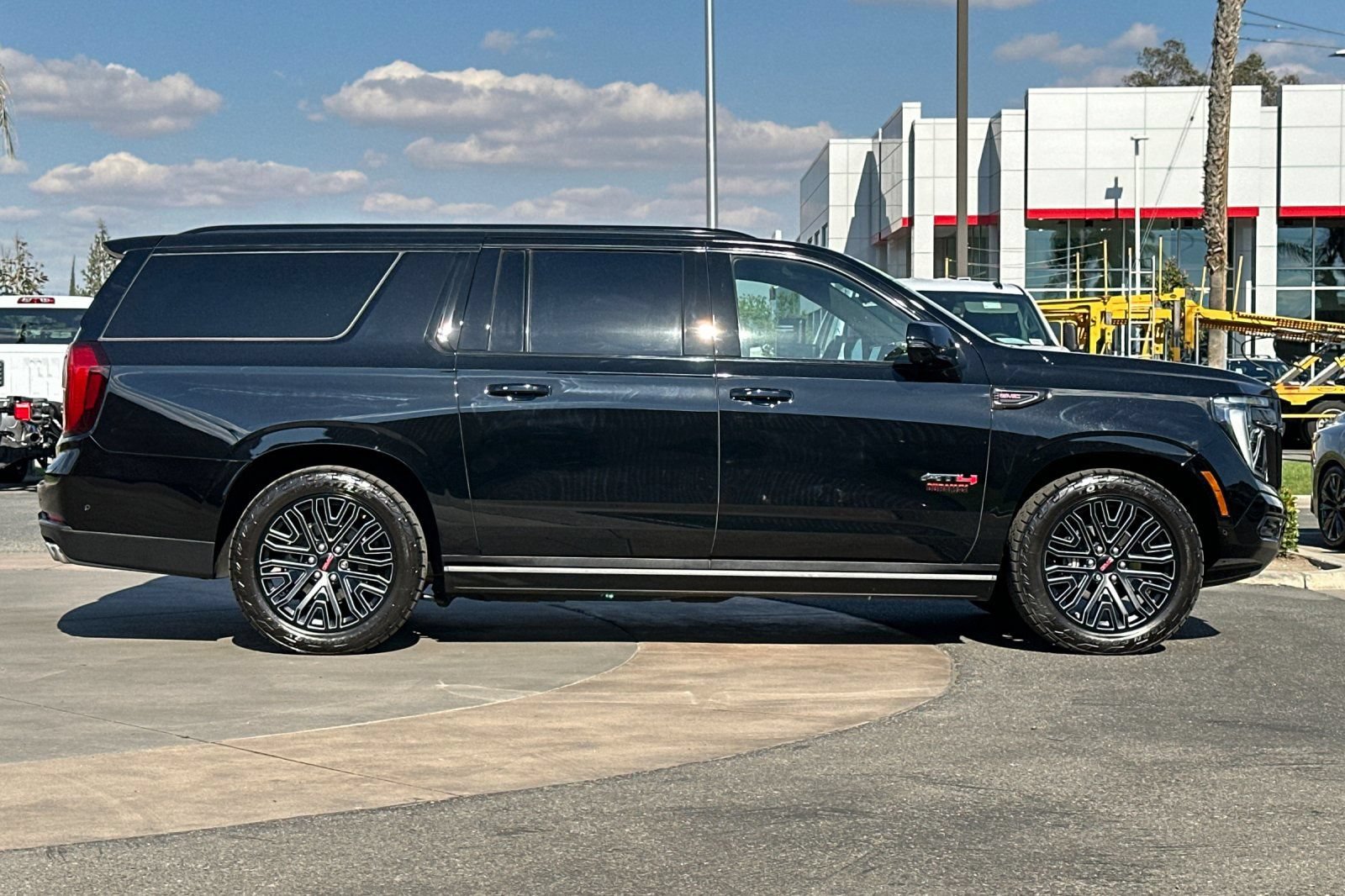 Certified 2025 GMC Yukon XL AT4 Ultimate AWD/4WD image 3
