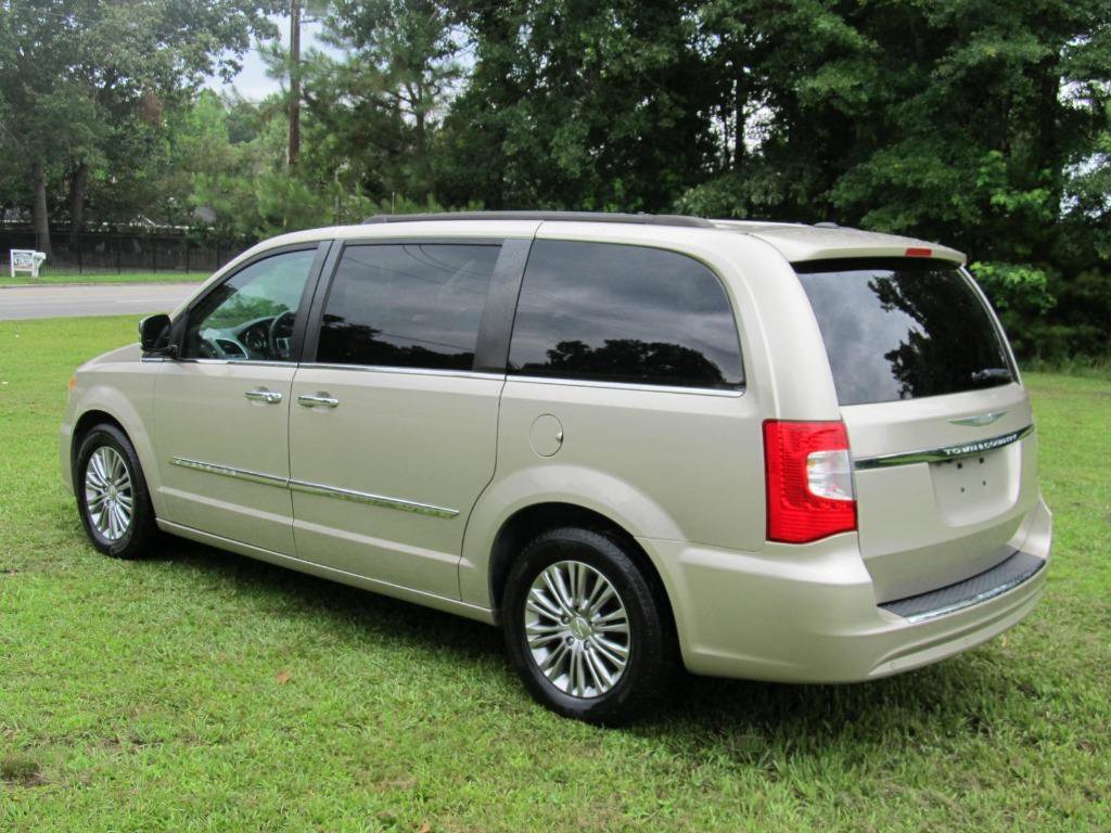 Used 2016 Chrysler Town & Country Touring-L image 4