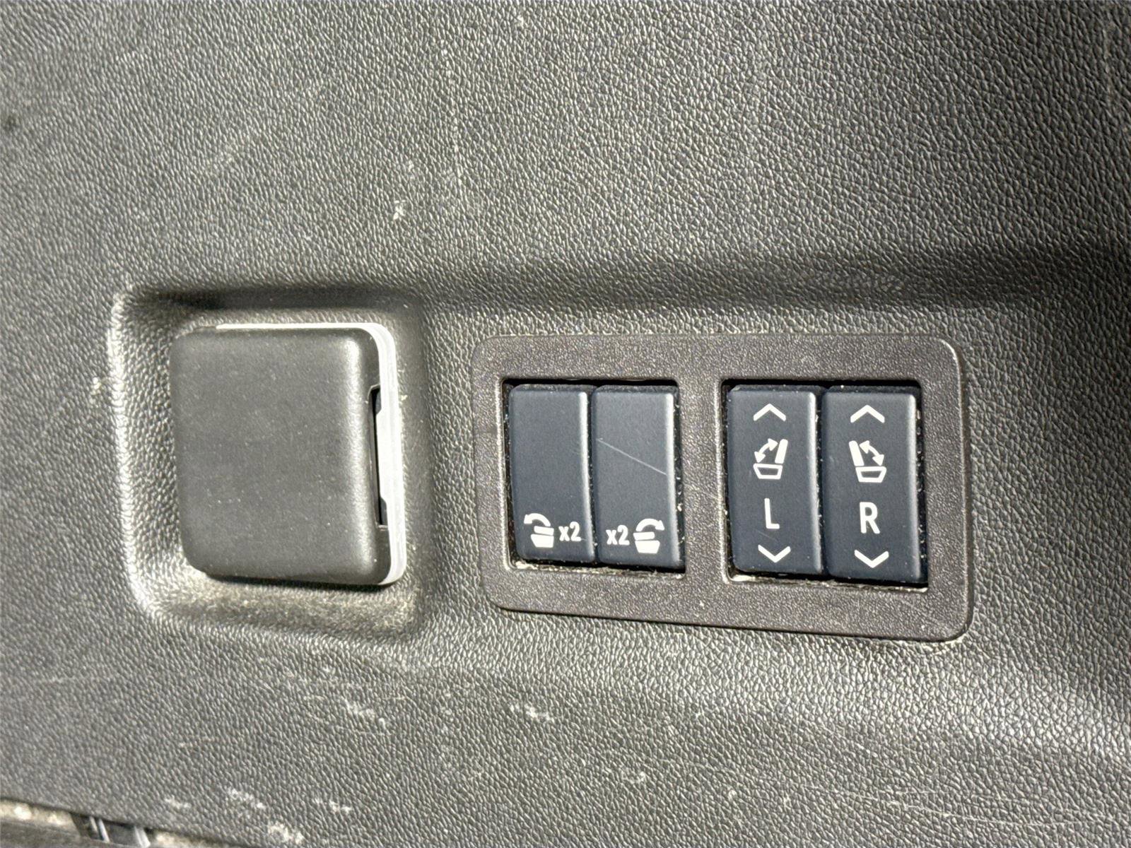 Used 2024 Chevrolet Suburban Premier RWD image 43