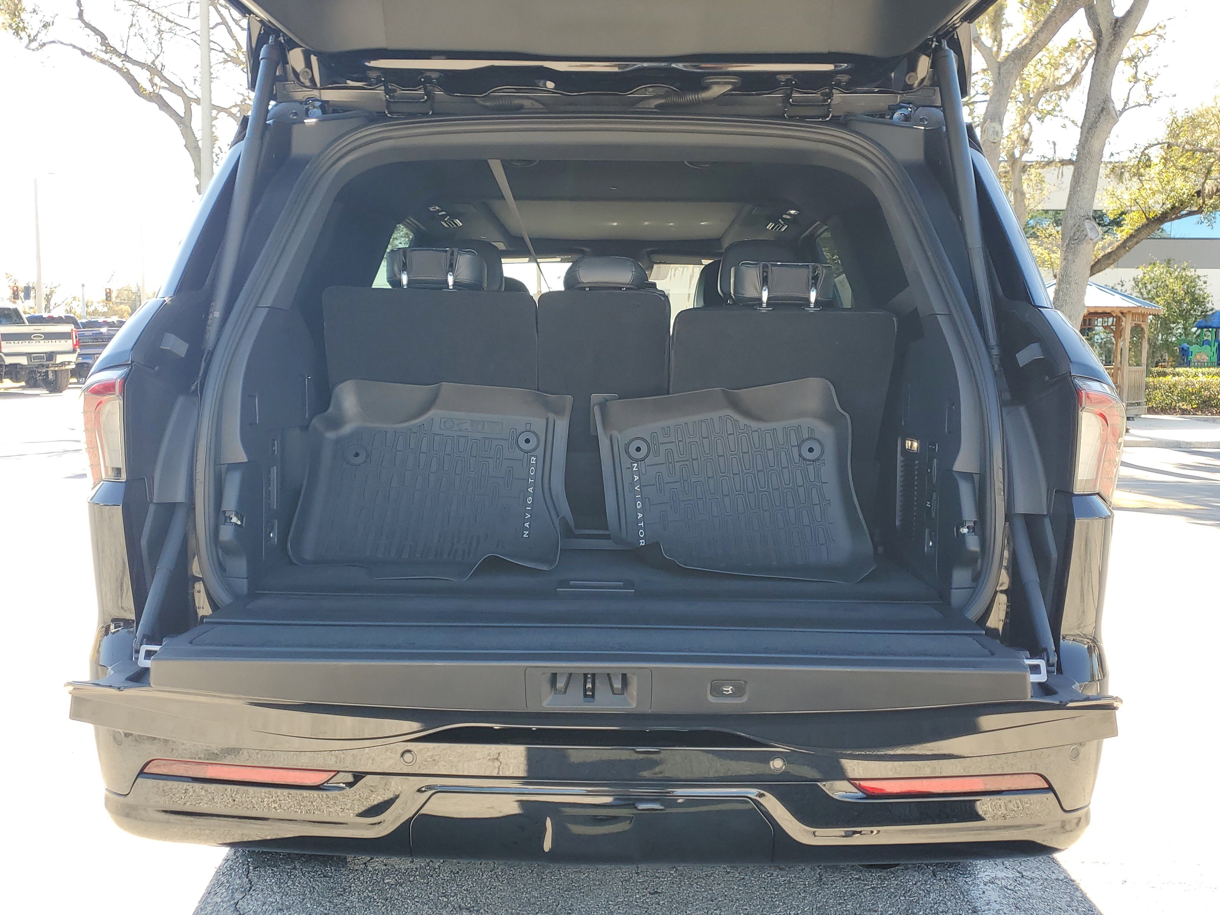 Used 2025 Lincoln Navigator Reserve w/ Jet Appearance Package image 9