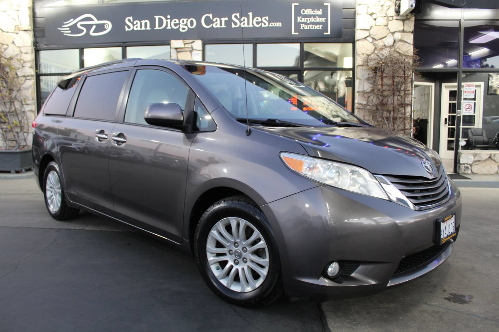 Used 2013 Toyota Sienna XLE FWD image 7