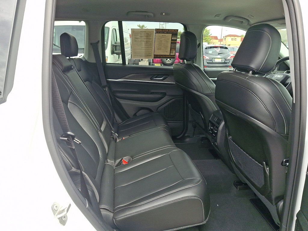 Used 2023 Jeep Grand Cherokee Limited image 15